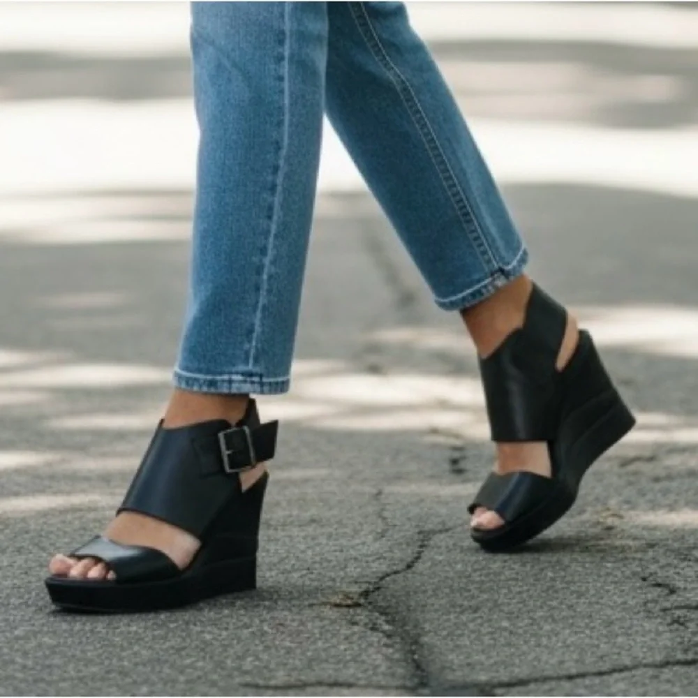NWOT - Bull Boxer Black Wedge Sandals with Buckle Strap - Picture 1 of 12